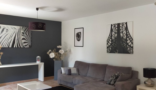 Grillon in the Enclave des Papes, 4 km from Château de Grignan.