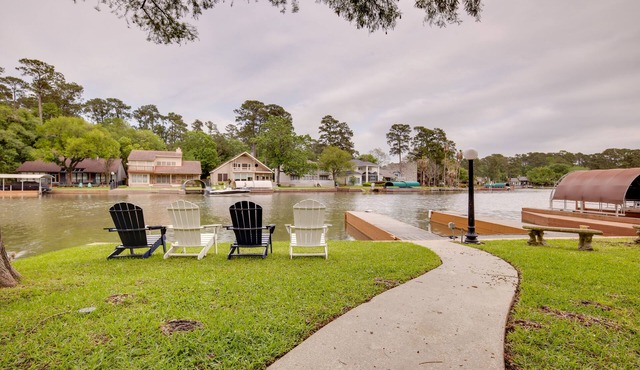 Grills & Boat Dock: ‘Comfy Cove’ on Lake Conroe