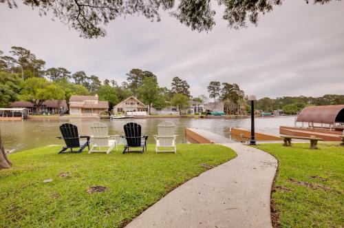 Grills & Boat Dock: ‘Comfy Cove’ on Lake Conroe