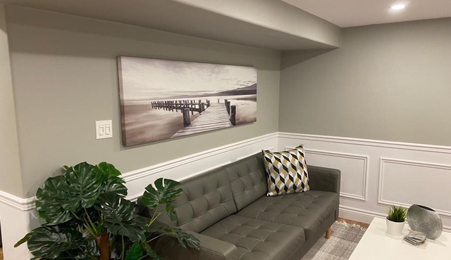 Grimsby Lakeview Suite l 2 Min Walk to Lake Ontario l King Bed l Great Value