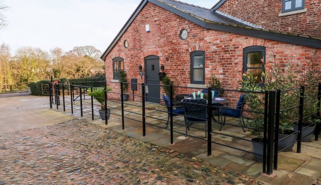 GRIMSDITCH DAIRY, family friendly, with a garden in Knutsford