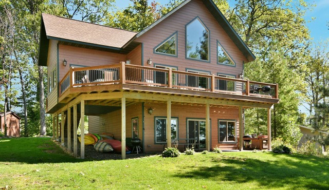 Grindstone Getaway-Beautiful chalet on the shores of Grindstone Lake.