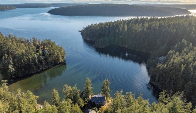 Grindstone Harbor House: Luxury Beachfront Estate,Hot Tub, Mooring, Gated Privacy