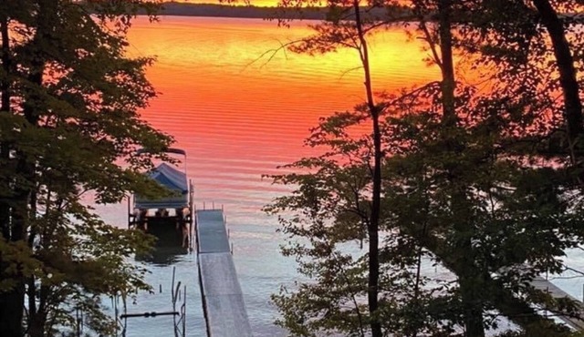 Grindstone Lake-Hayward 4-bedroom lakefront cabin. Wi-Fi, AC and superb fishing!