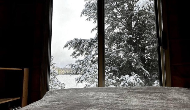 Grinmore Lakehouse with Panoramic View & Hot Tub