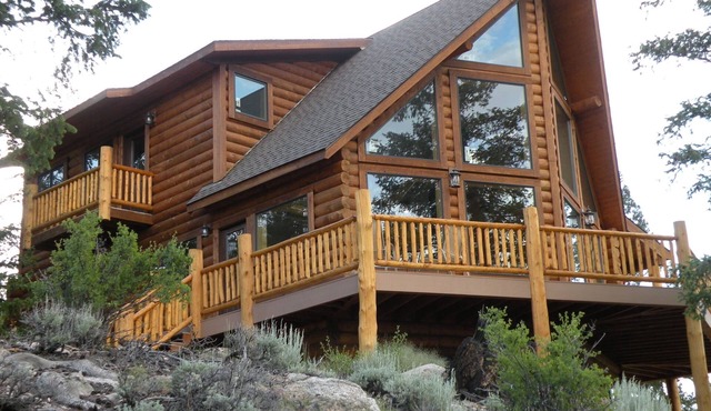 Grinning Bear Lodge at Twin Lakes offers beautiful mountain views