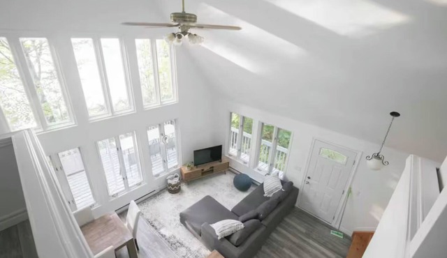 Grippen Lakehouse: Waterfront Cottage for up to 10