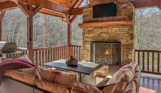 Grizzley Gulch - Hot Tub | Arcade Game | Firepit | Outdoor Fireplace | Duck Pond View