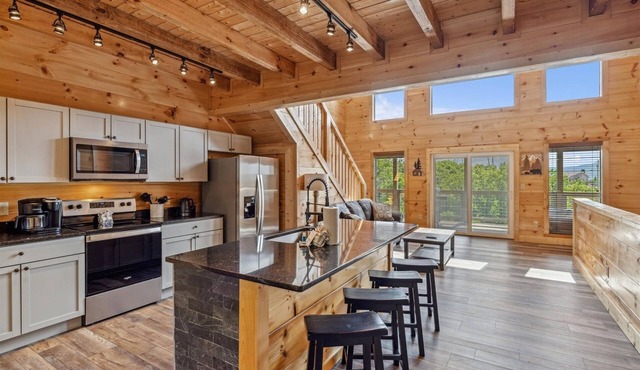 Grizzlies Den 4 Bedroom Cabin by RedAwning