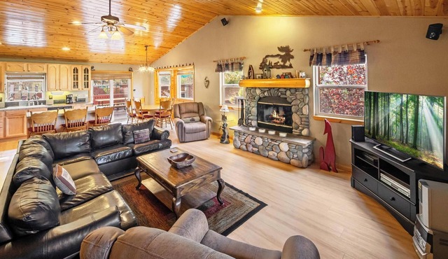 Grizzly Bear Lodge: Hot Tub! Air Hockey! PET FRIENDLY 🐾 Fenced Yard! Internet!