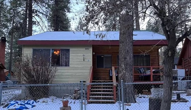 Grizzly Cabin! 1 Min Walk to Grizzly Cafe Downtown