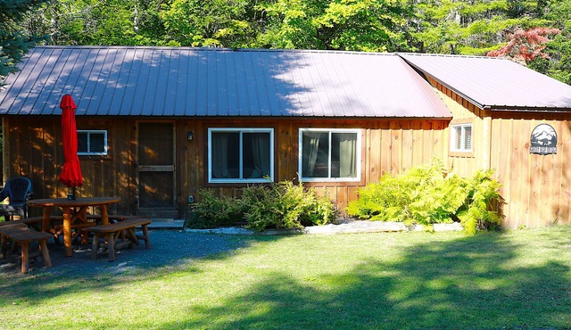Grizzly Cabin at The Bears Cottages in Inlet