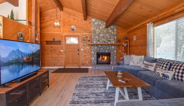 Grizzly Cabin - Sledding, fire pit, BBQ, dog friendly!