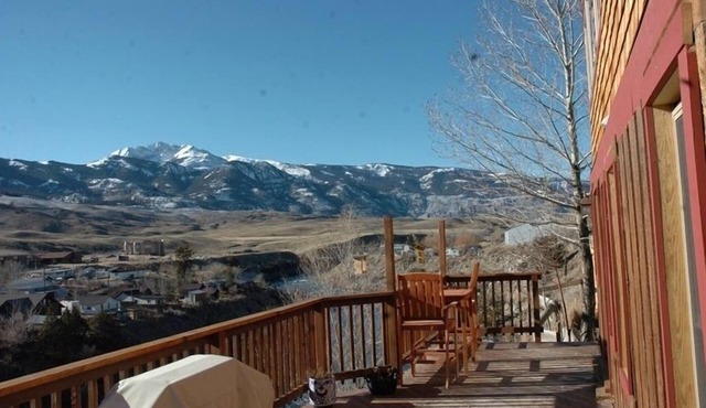 Grizzly Den - Above the River! Yellowstone mountain views and Air Conditioning!
