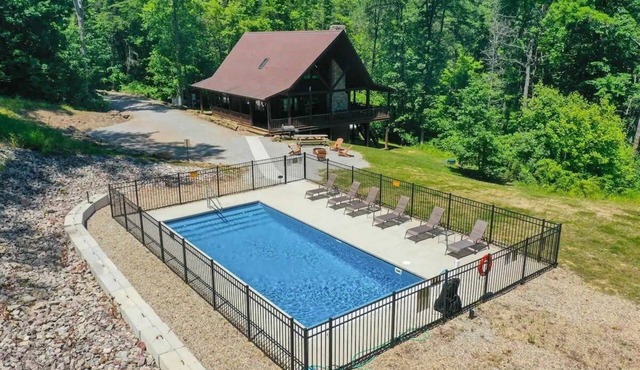 Grizzly Ridge | Hocking Hills, Pool, Hot Tub