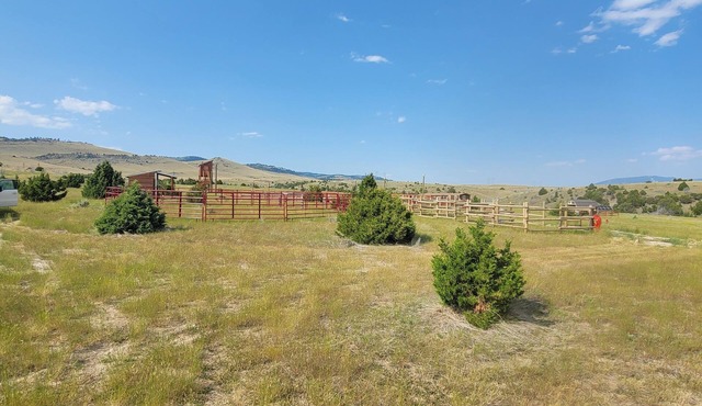 GRIZZLY ROCK RANCH Rustic Tiny Log Cabin Glamping and Horseback Riding Available