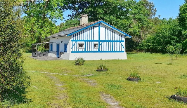 Großes Ferienhaus in Mézos mit Großer Terrasse by Interhome