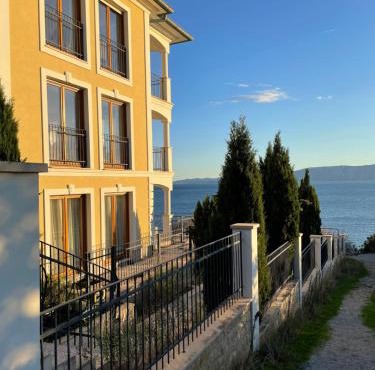 Großzügiges Appartement direkt am Meer mit eigenem Pool - Povile Suites