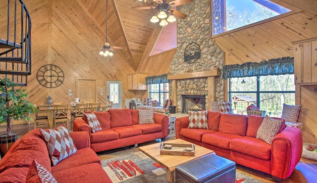 Groesbeck 'Lodge on the River': Hot Tub & Fire Pit