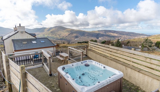GROESLON UCHAF, pet friendly, with hot tub in Llanberis