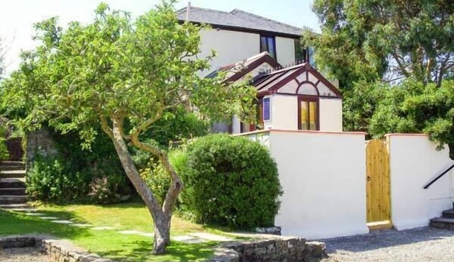 GROOM COTTAGE, pet friendly, character holiday cottage in Bude