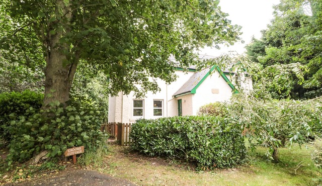 GROOM'S COTTAGE, pet friendly, with a garden in Chirnside