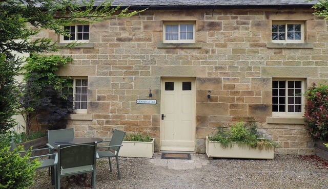GROOMS COTTAGE, pet friendly, with open fire in Morpeth