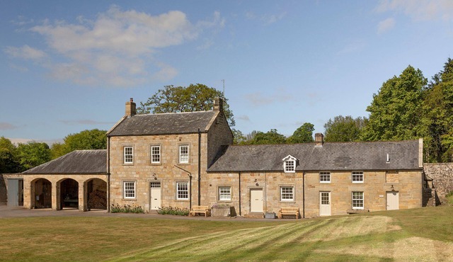 GROOMS COTTAGE - An elegant dog friendly escape for two in the grounds of Netherwitton Hall, a histo