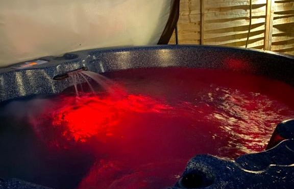 GROOMS COTTAGE OUTSIDE HOT TUB