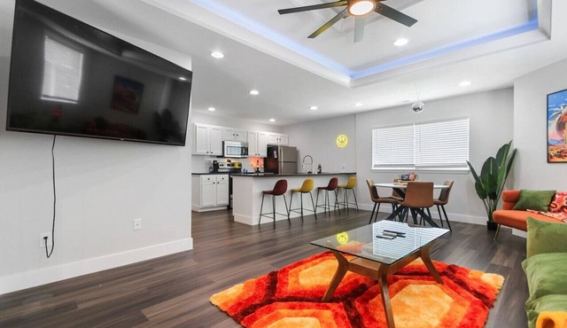 Groovy Getaway: king suites, sleeps 8, dogs ok!