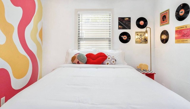 Groovy Getaway ~Less than a mile from campus!
