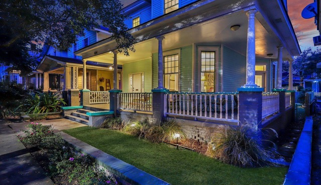 Groovy, Historic, Artist's Downtown Victorian Bungalow Near Forsyth Park, ❤️ DOGS