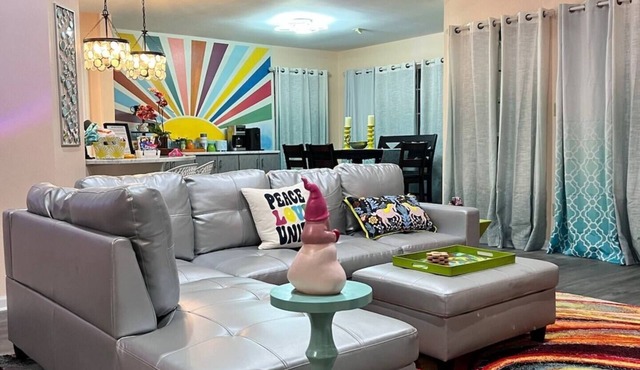 Groovy House-King Bed-Pets-Patio-Fence yrd