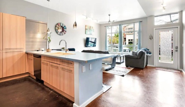 Groovy Modern Condo ♠ Right Next to Old Town FC!