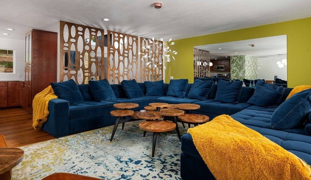 Groovy Pad, Billiards, Firepit, 5 Private King Rooms w/own Vineyard-View Balconies