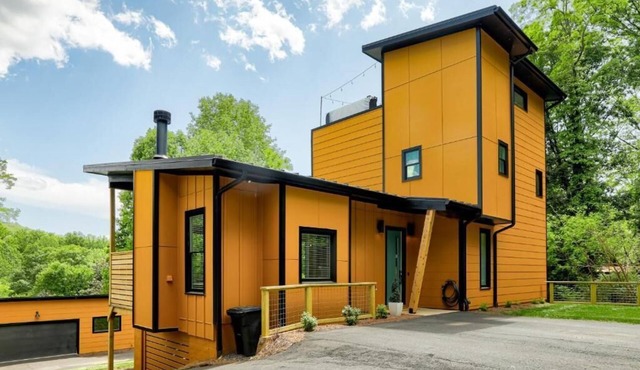 Groovy Palace w/Hot Tub, Sauna, & Spectacular Mountain Views!