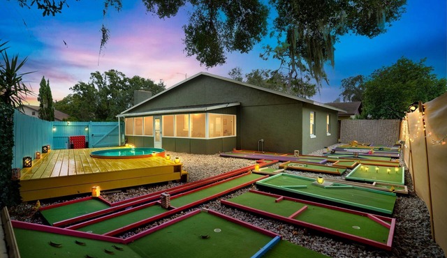 Groovy Playhouse Getaway 4 bdrm near Legoland