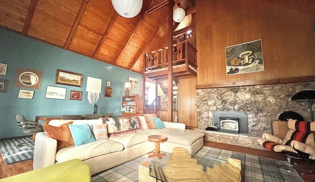 Groovy Spacious Cabin 20mins from Sedona - with a Pool! @ That70sCabin