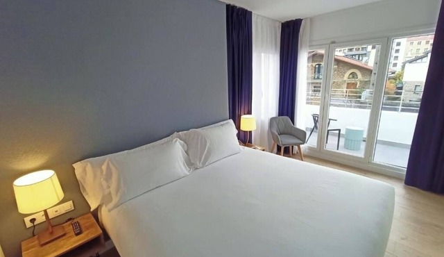 Gros Beach Premium Apartment Stay: Surf, Tapas & Old Town at Your Doorstep