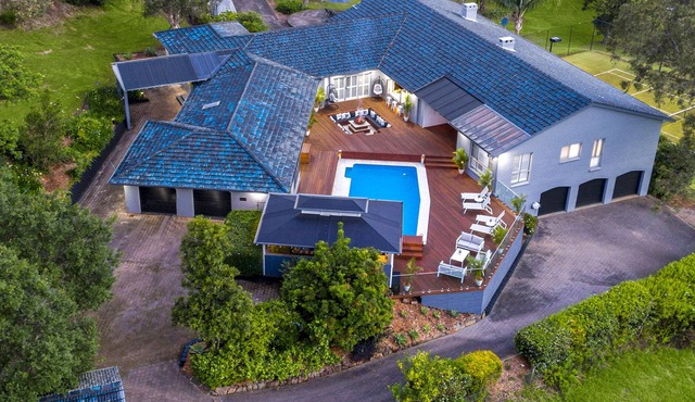 Grose Vale Retreat: Heated Pool & Tennis Court Delight