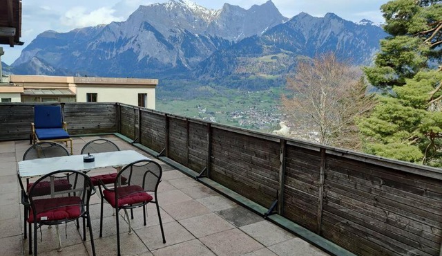 Grosse 2 ZImmer Wohnung mit Terrasse