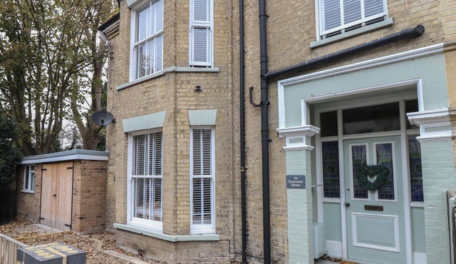 GROSVENOR HOUSE, pet friendly, character holiday cottage in Lowestoft