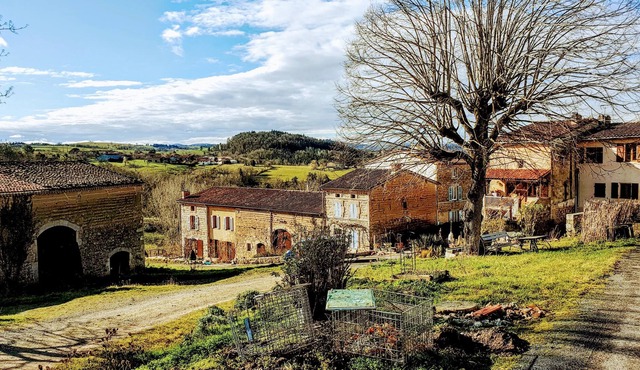 Grote boerderij met zwembad en zicht op de vulkanen van de Auvergne.