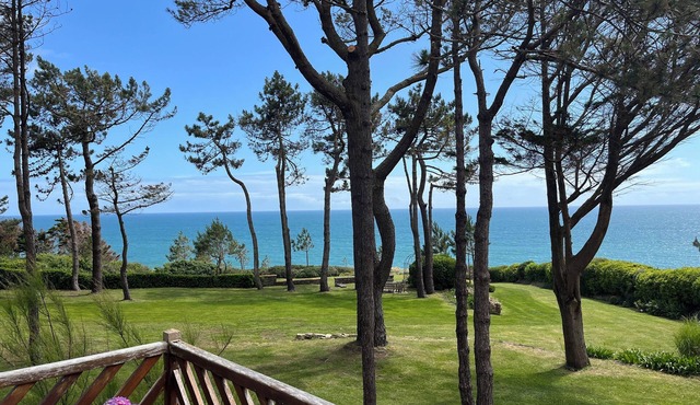 Grote Bretonse villa op droomlocatie direct aan zee, aan een doodlopende weg.