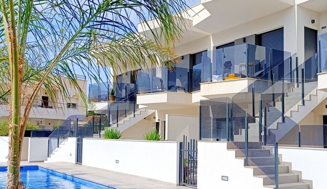 Ground floor, 100m from beach, pool, wifi, parking
