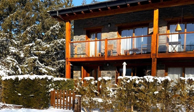 Ground Ffloor 2 rooms 5 Pax, Pool, Private Garden & Fireplace