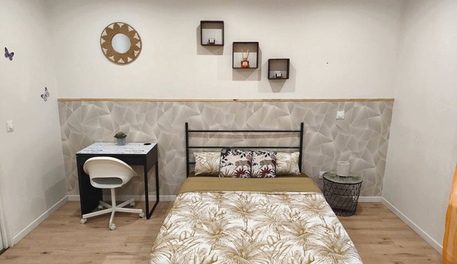 Ground-Floor Apartment with Free Parking