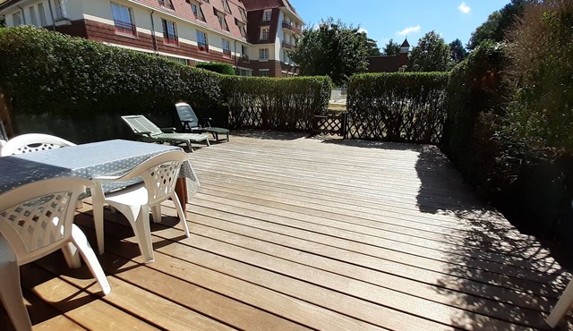 Ground floor apartment with terrace & heated pool