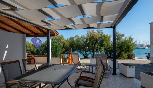 Ground floor 2 + 2P apartment * with sea view and terrace 10 m from the beach