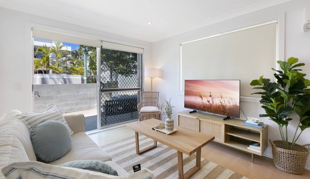 Ground Floor 2-Bed Mermaid Beach Pad with Parking